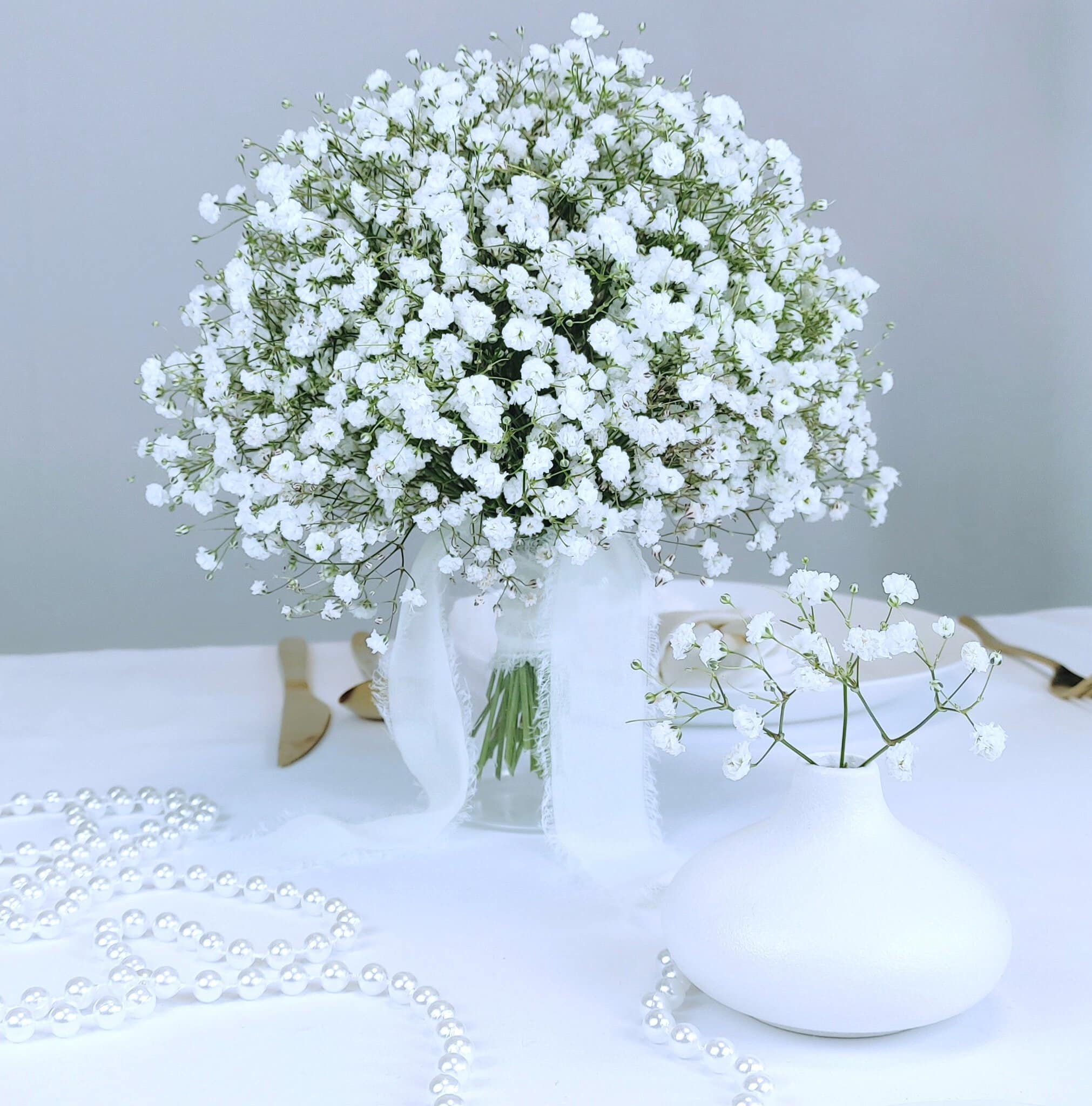 Aranjament aerisit din gypsophila (floarea-miresei) în vaze albe, decor nuntă Iași