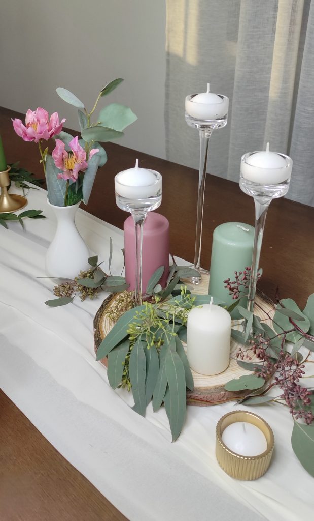 Decor de nuntă cu lumânări și eucalipt pe masa invitaților, Pandora's Forest Iași