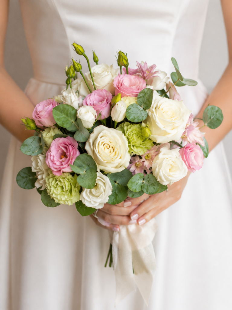Buchet de mireasă cu eustoma, trandafiri pastel și eucalipt, Iași