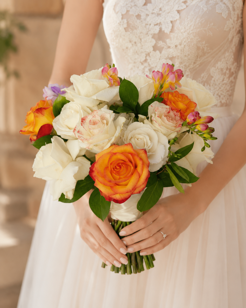 Buchet de mireasă cu trandafiri albi și portocalii, frezii și ruscus, atelier floral Iași