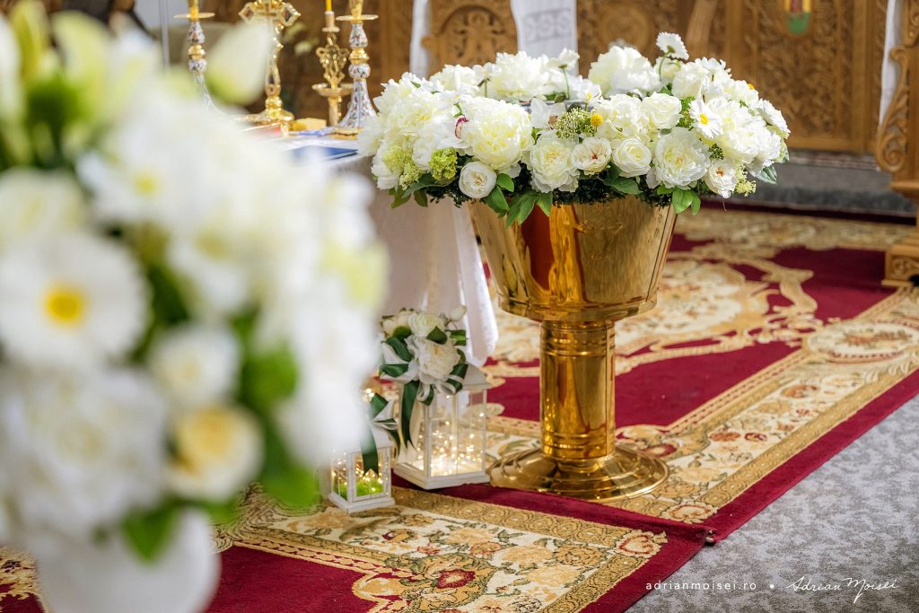 Decor de cristelniță cu flori artificiale albe, de închiriat, Iași