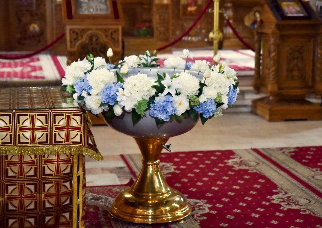Aranjament de cristelniță cu flori artificiale galbene și albe, decor de închiriat, Iași