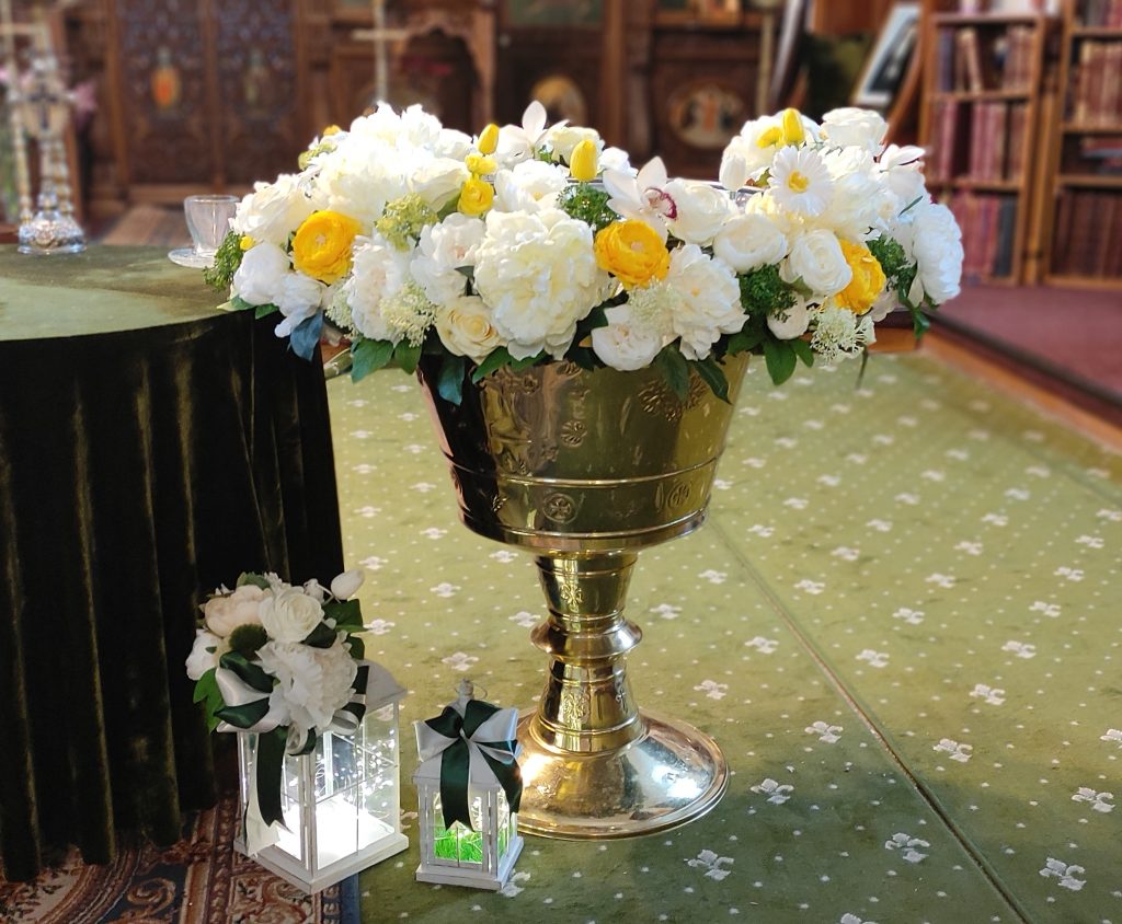 Aranjament de cristelniță cu flori artificiale galbene și albe, decor de închiriat, Iași