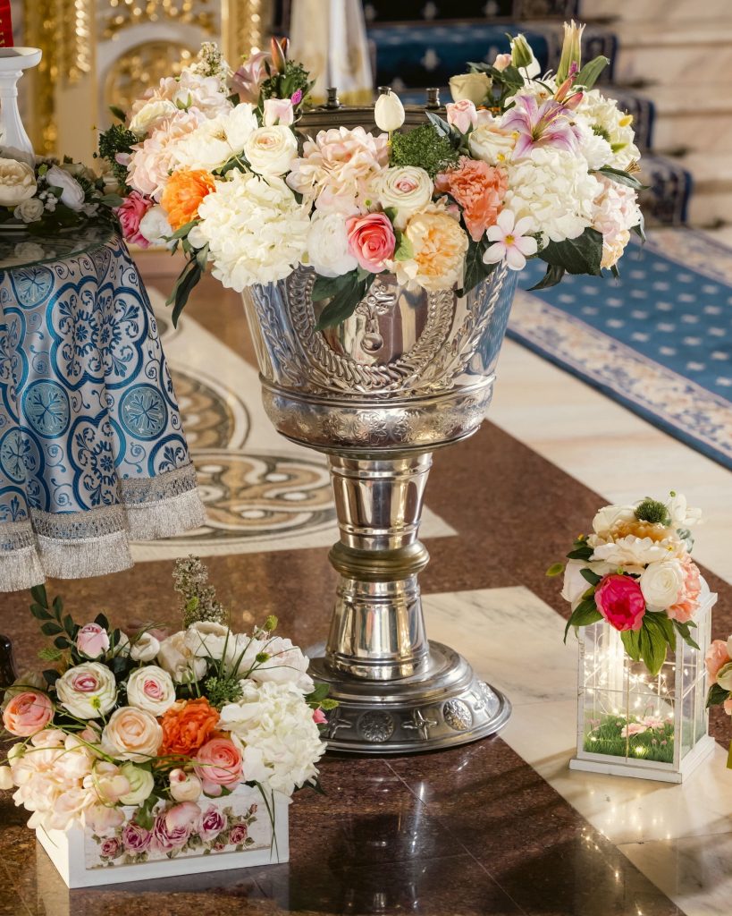 Decor de cristelniță cu flori artificiale mov, albe și roz, închiriere botez Iași