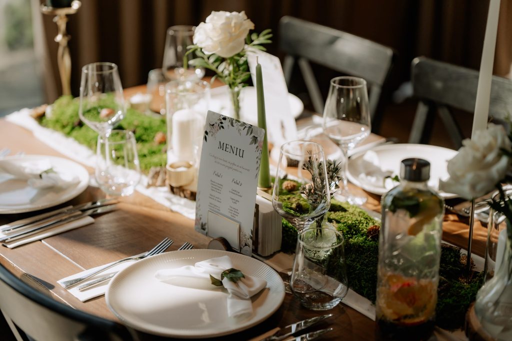  Loc de invitat cu meniu personalizat și decor de mușchi, nuntă Iași