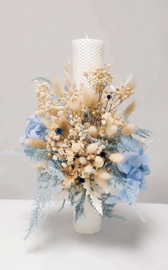 Lumânare de botez Cer de Vară, cu hortensie bleu naturală, flori uscate și accente aurii, Iași