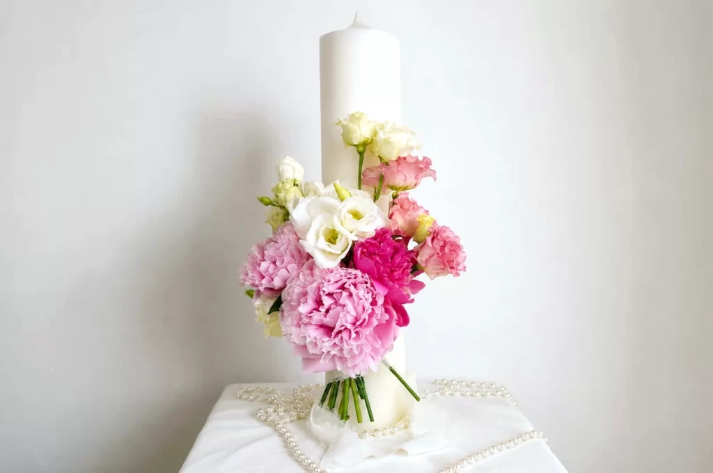 Lumânare de cununie cu bujori roz și lisianthus alb, Iași