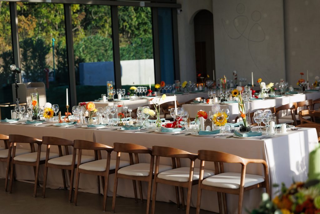 Sală de nuntă cu mese decorate în culori de toamnă, Iași