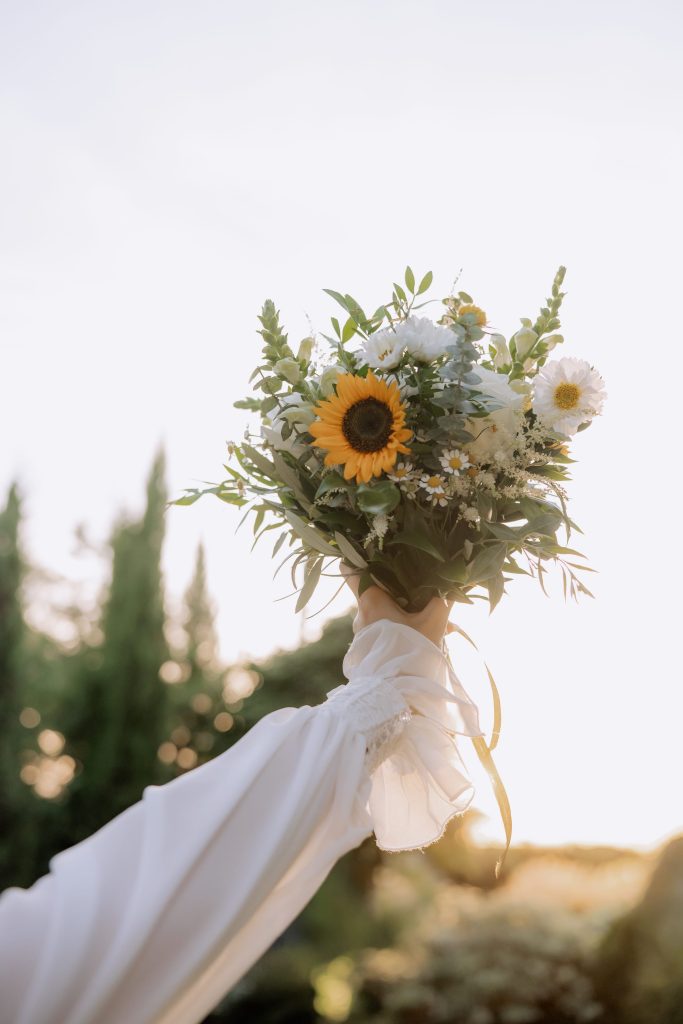 Buchet de mireasă câmpenesc cu floarea-soarelui, margarete și eucalipt, decor nuntă Iași